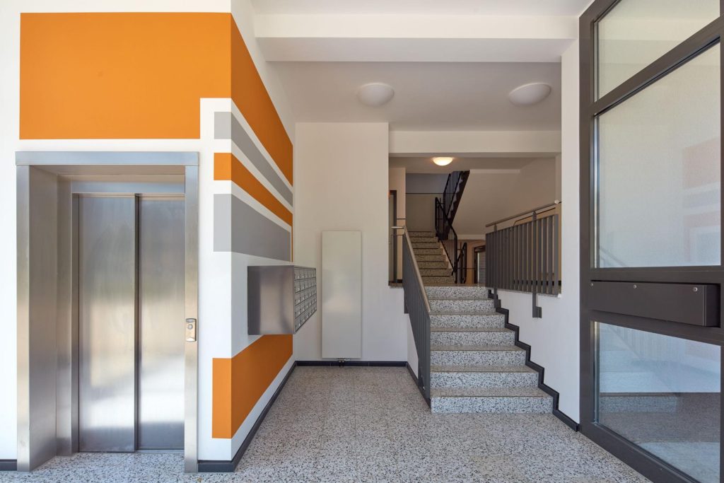Helle Eingangshalle mit Treppe