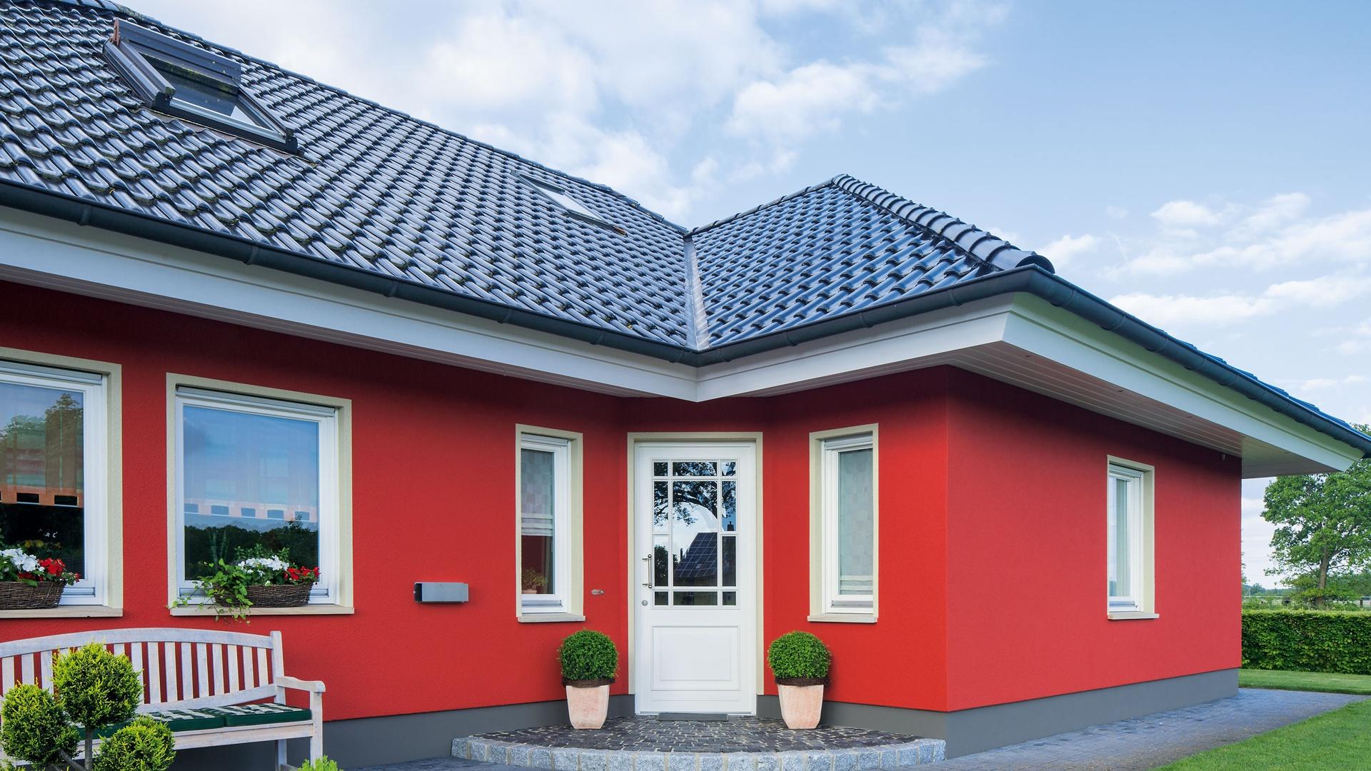 Rotes Haus mit Gartenbänken
