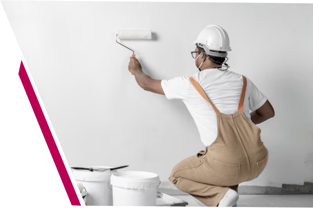 Mann streicht eine Wand